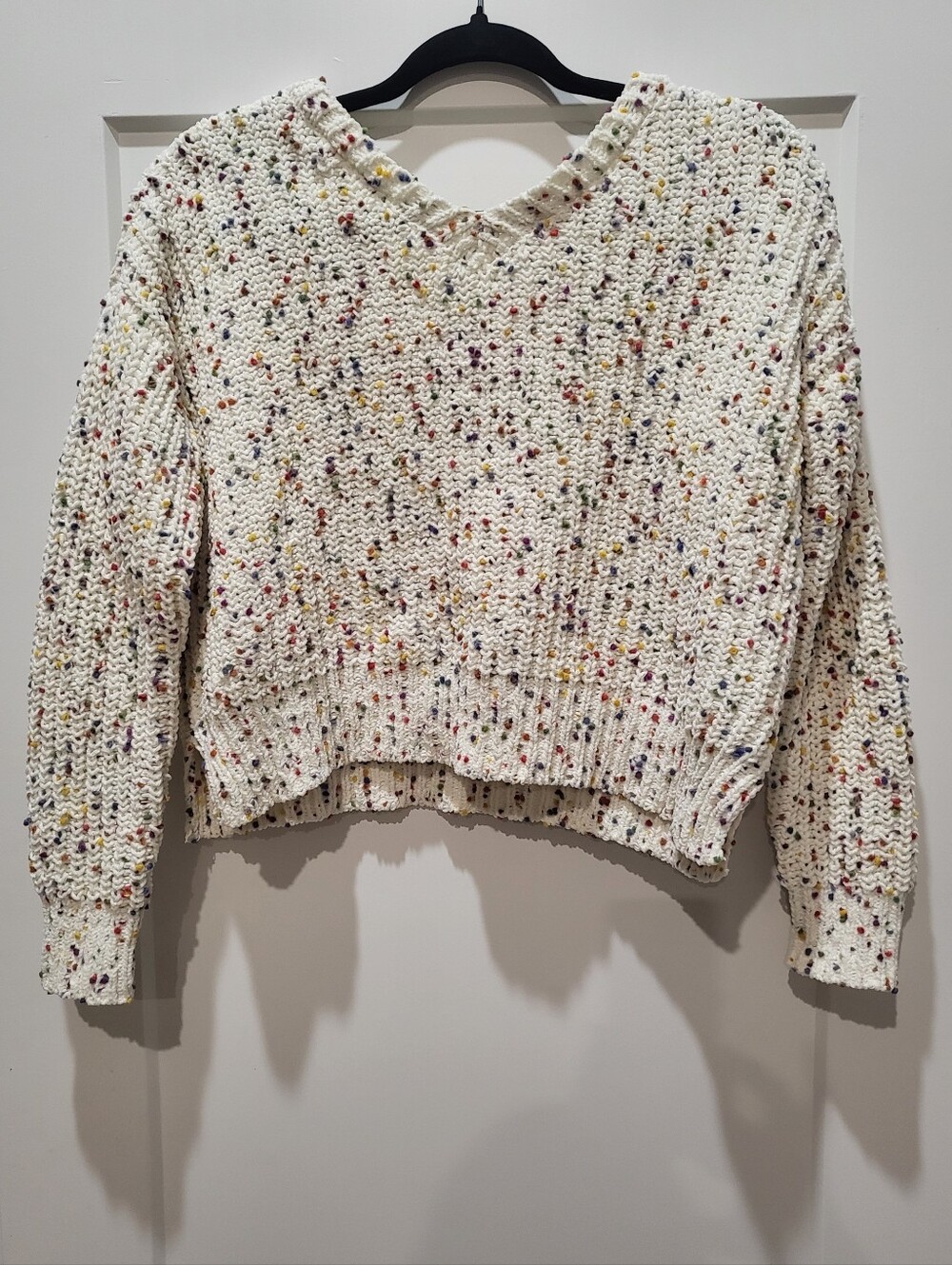 A. Byer Cream Speckled V-Neck Cropped Knit Sweater